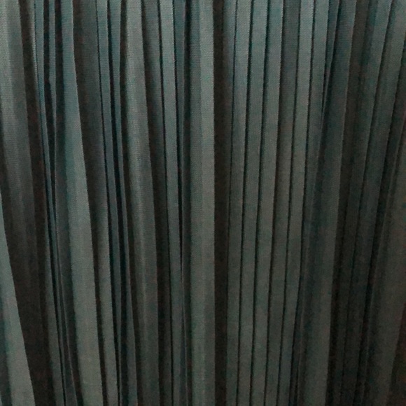 Loft Teal Green Pleated Chiffon Front Sleeveless Pull on Shirt Size XS EUC - Picture 3 of 5